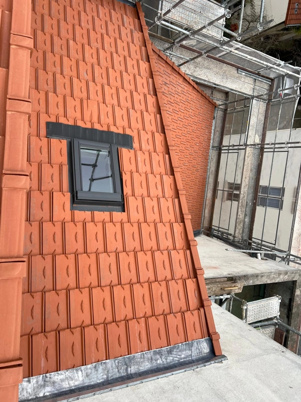 expert en rénovation de toitures pour hôtels anciens à paris, nous restaurons avec soin et respect du patrimoine pour garantir une toiture durable et esthétique.