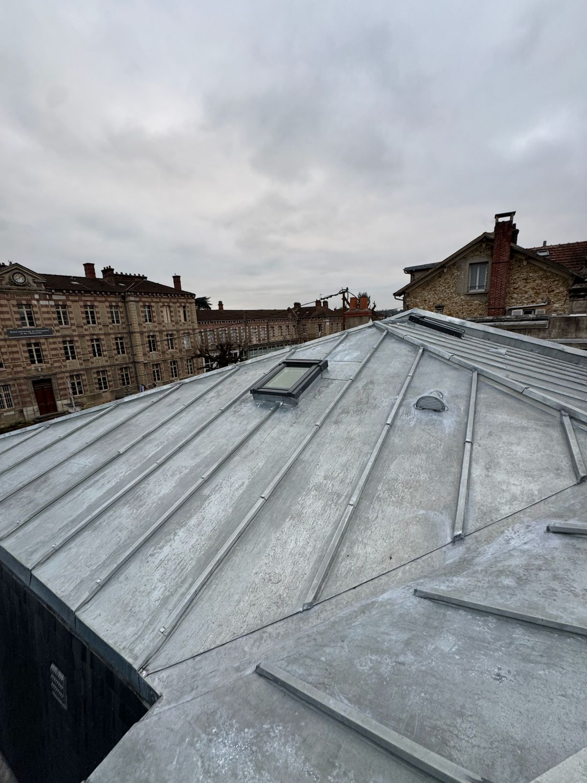 rénovez votre toiture à paris 75 pour améliorer confort et valeur de votre maison. services professionnels, qualité et durabilité garanties.