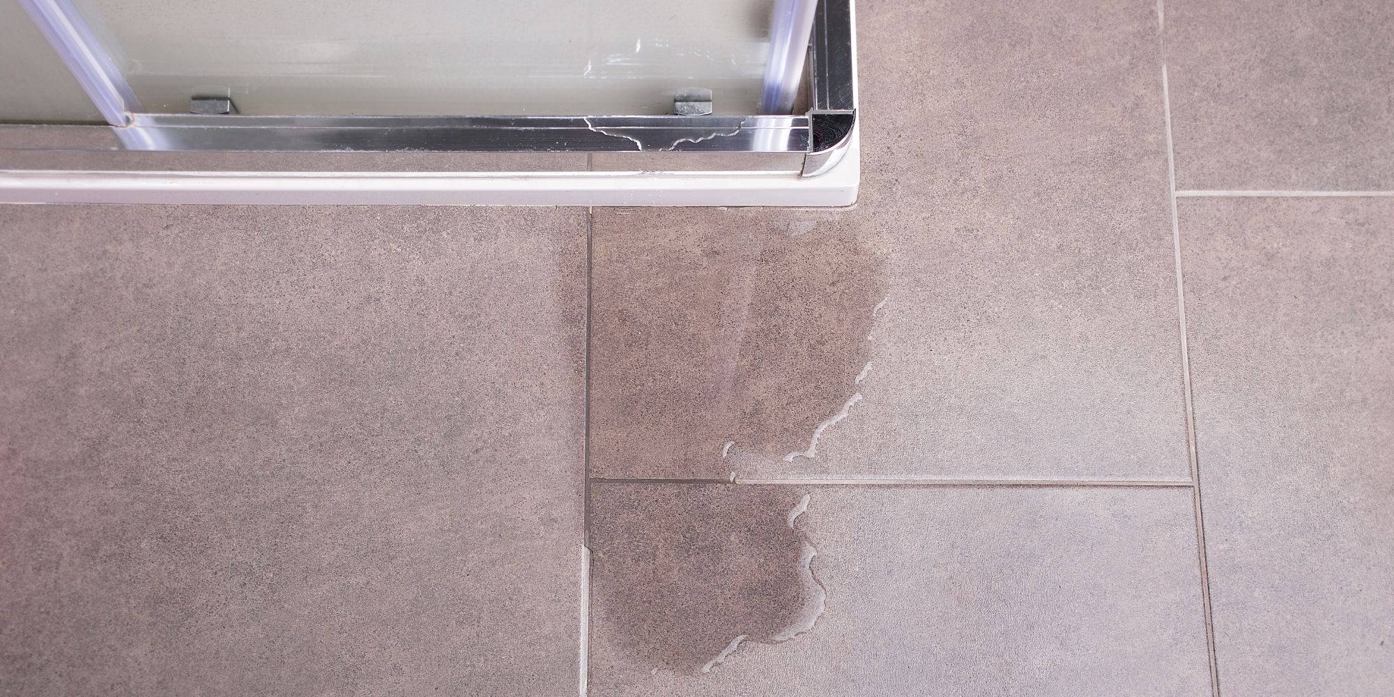 découvrez des conseils pratiques pour réparer une fuite dans votre salle de bain rapidement et efficacement afin d'éviter les dégâts.