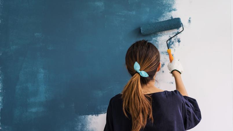 conseils et astuces pour repeindre votre appartement facilement et efficacement, du choix des couleurs à la préparation des murs.