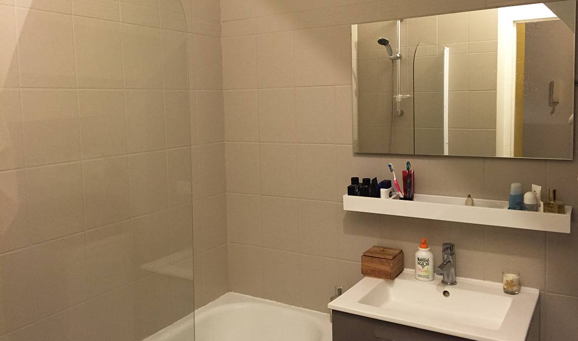 découvrez comment repeindre le carrelage de votre salle de bain facilement et durablement pour lui donner un coup de neuf sans travaux lourds.