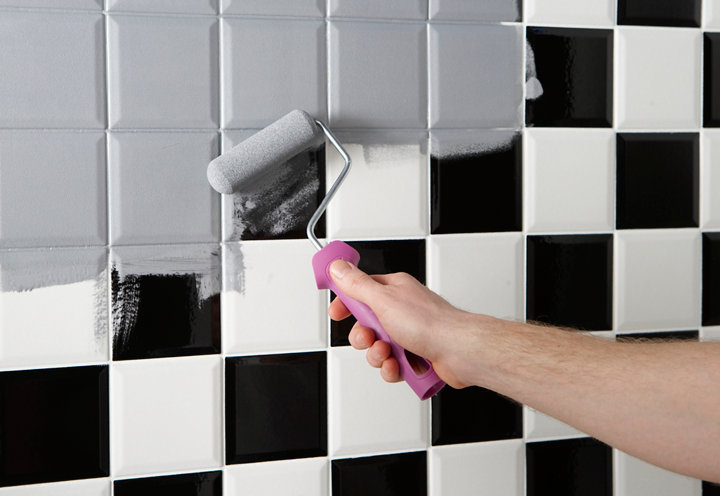 découvrez comment repeindre facilement le carrelage de votre salle de bain pour lui donner un coup de neuf rapidement et sans gros travaux.