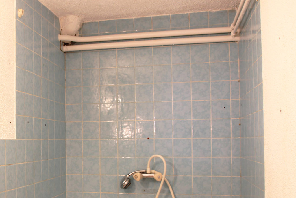 apprenez à repeindre facilement le carrelage de votre salle de bain pour lui donner un coup de neuf sans gros travaux.