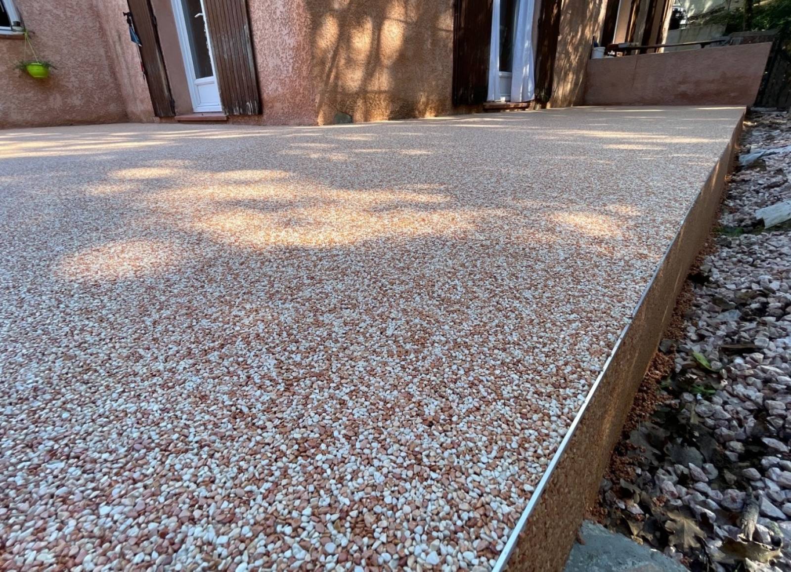 découvrez notre résine pour terrasse moderne, alliant durabilité et esthétisme pour un extérieur élégant et résistant aux intempéries.