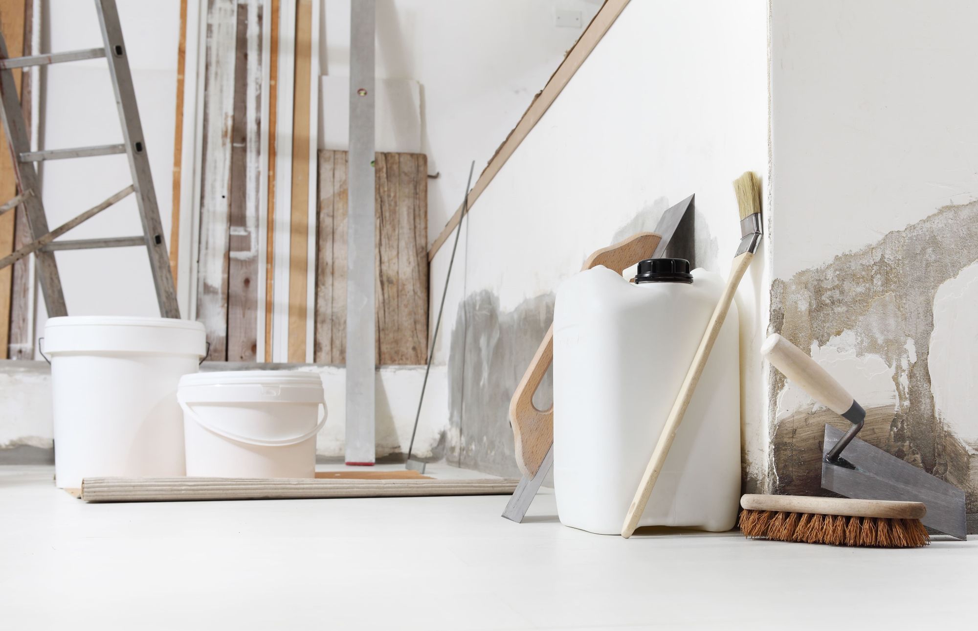 découvrez nos conseils et astuces pour rester confortablement chez vous pendant vos travaux de rénovation à paris, en toute sécurité et sérénité.