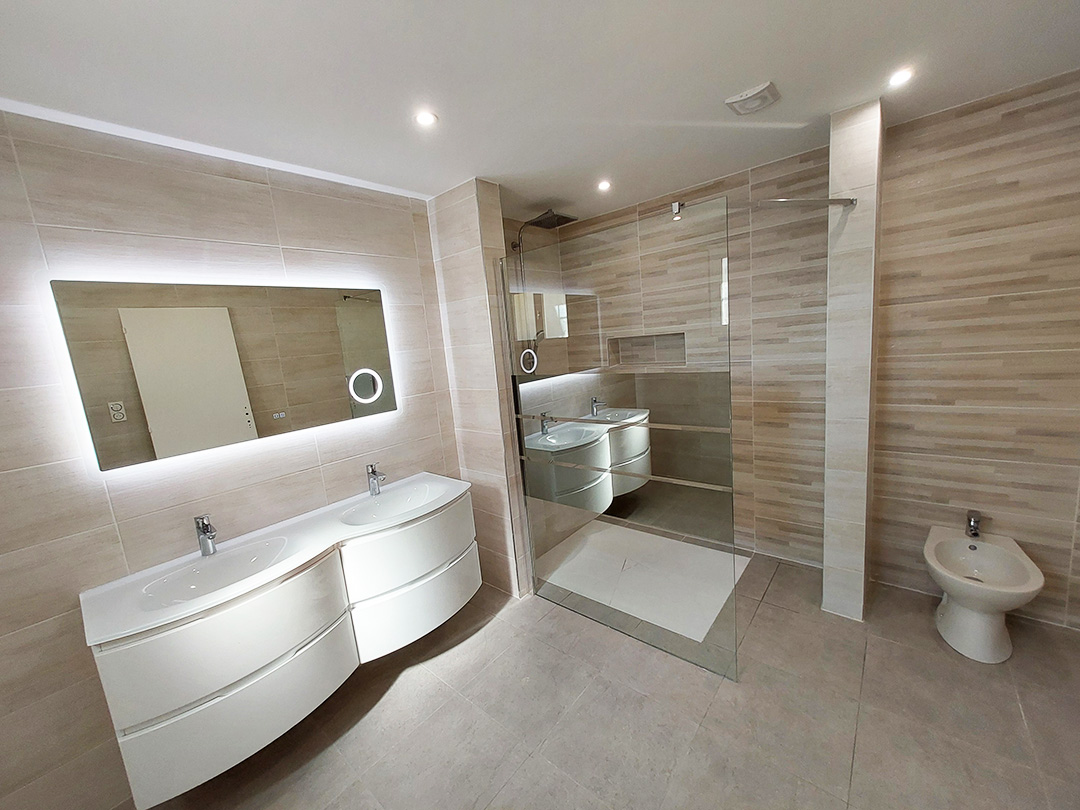 découvrez notre salle de bain moderne conçue par un installateur professionnel pour allier design contemporain et fonctionnalité optimale.