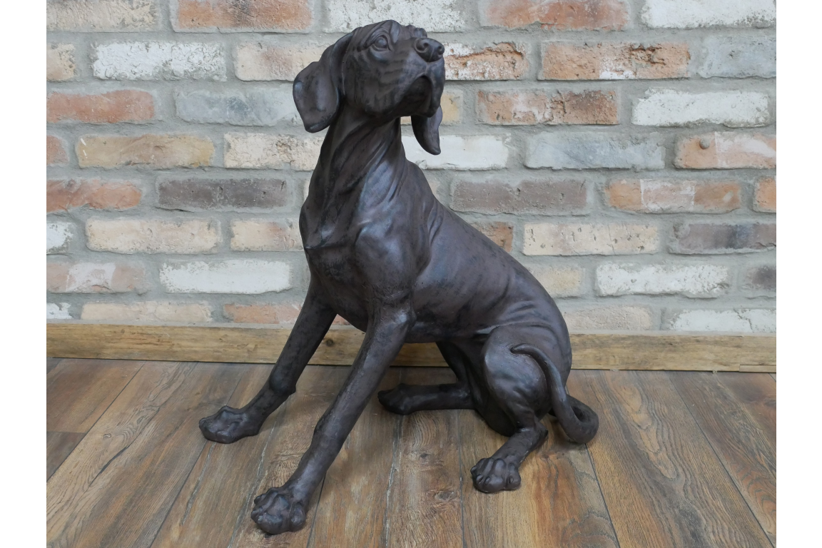 découvrez notre sculpture chien assis, une œuvre artistique captivante qui apporte charme et élégance à votre décoration intérieure ou extérieure.