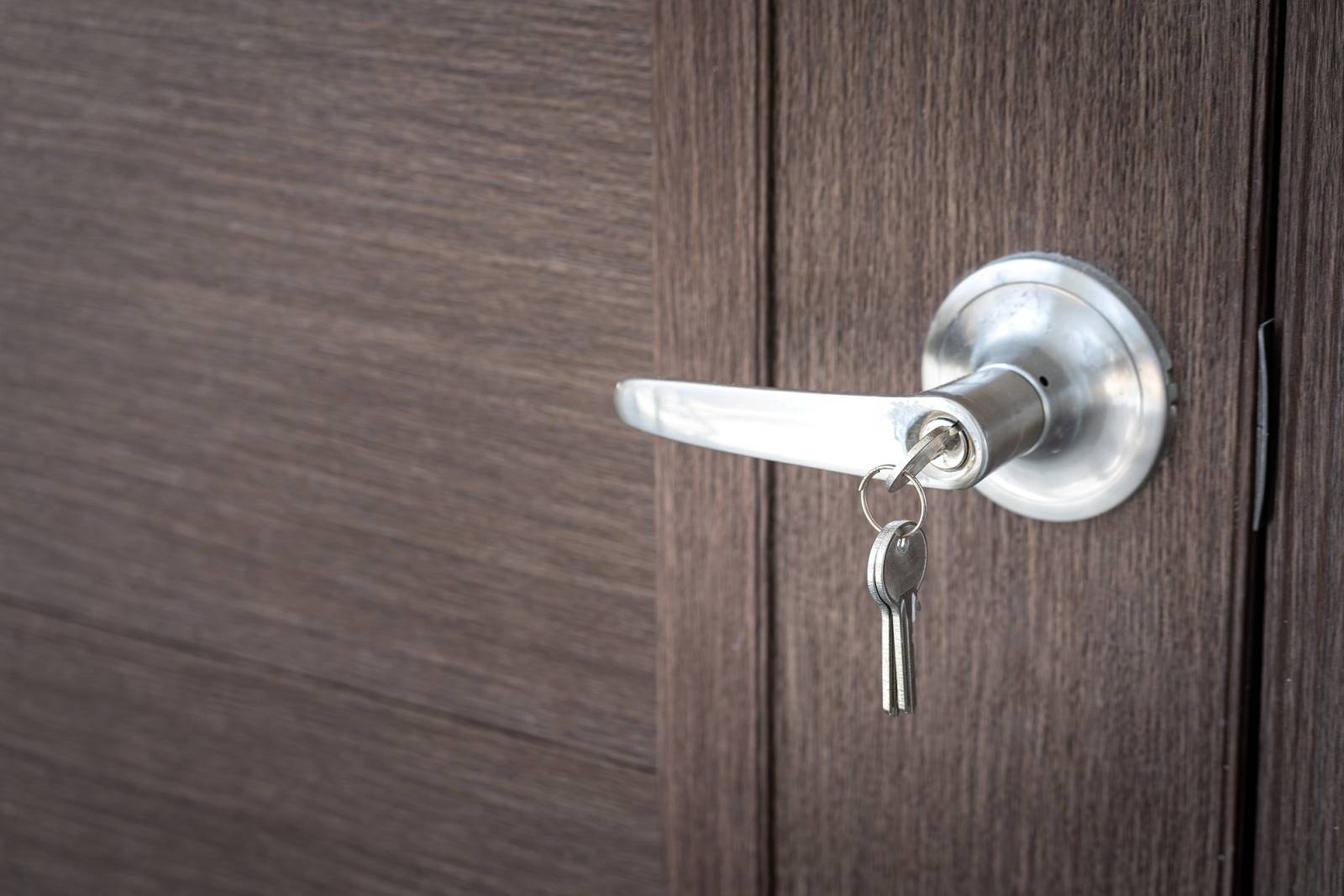 serrurier disponible 24h/24 pour l'ouverture rapide et sécurisée de toutes vos portes. intervention urgente et professionnelle à toute heure.