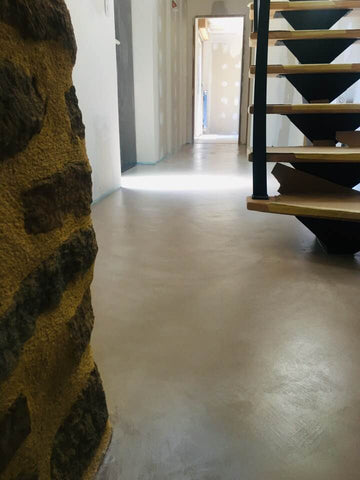 découvrez comment réussir l'installation et l'entretien de votre sol en béton ciré en 2025 pour un intérieur moderne et durable.