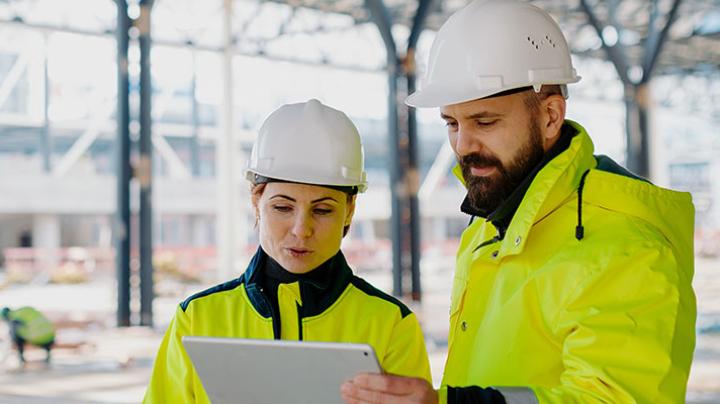 assurez le succès de votre chantier grâce à un conducteur qualifié, garant de la gestion efficace et de la qualité des travaux.