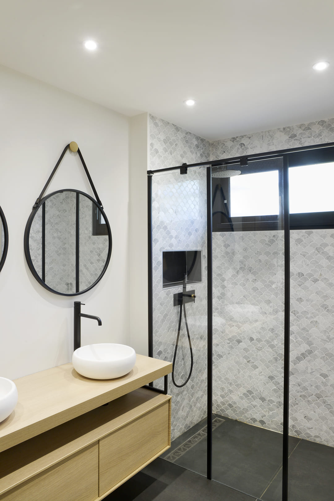 découvrez comment optimiser la surface fonctionnelle de votre salle de bain pour un espace à la fois pratique et esthétique.