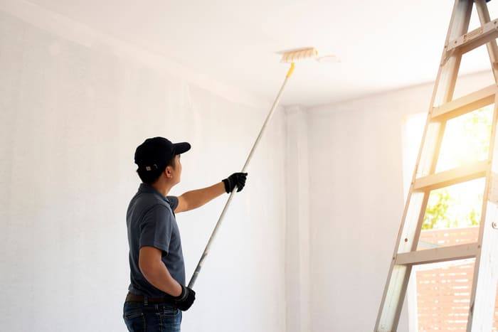 découvrez les tarifs des peintres au m2 pour estimer le coût de vos travaux de peinture avec précision. comparez les prix et choisissez le meilleur rapport qualité-prix.