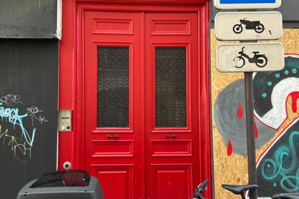 découvrez nos tarifs pour la peinture de portes et donnez un coup de neuf à vos intérieurs avec un budget adapté.