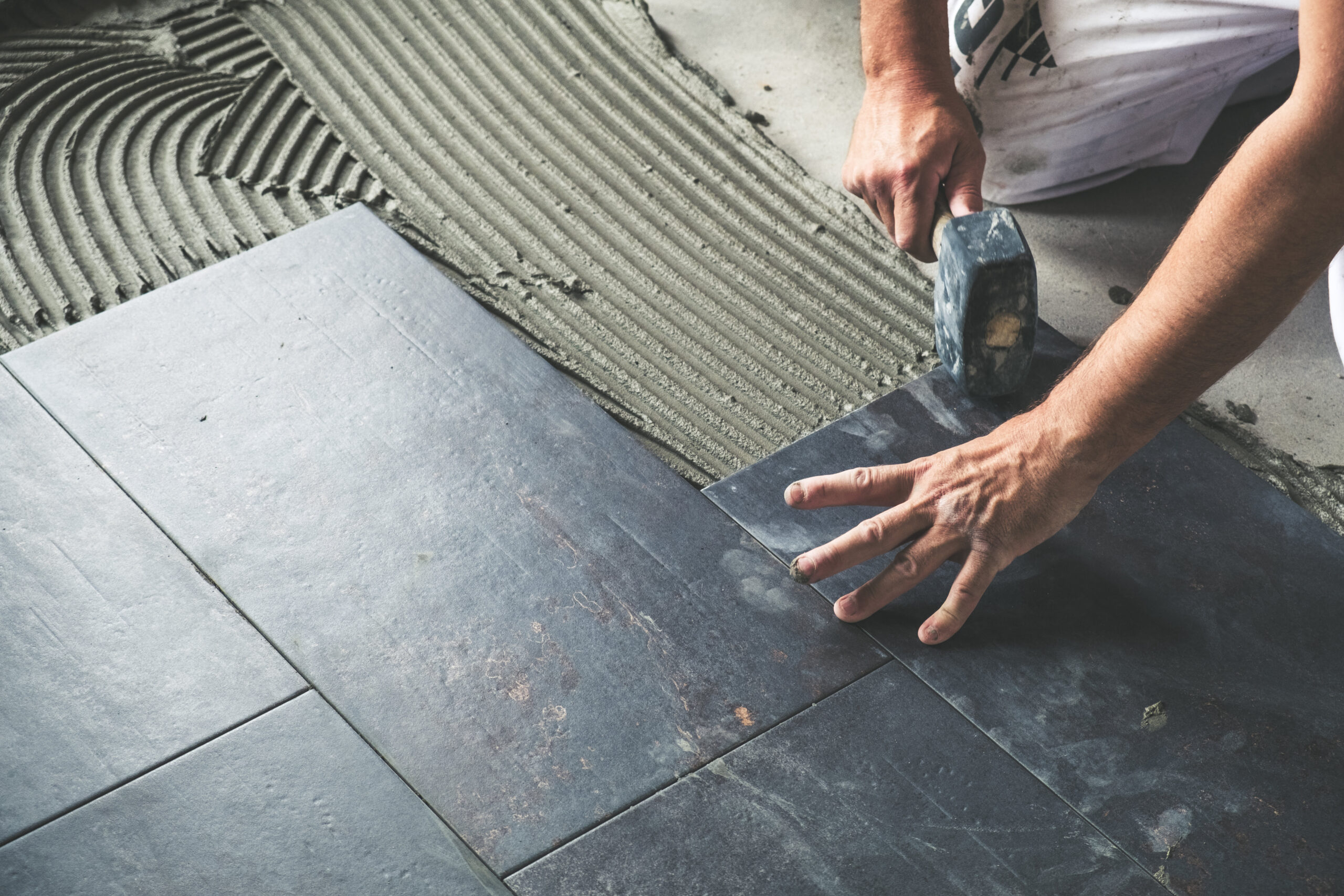 découvrez combien de temps il faut pour poser 50m² de carrelage, les étapes clés du chantier et des conseils pour un résultat professionnel.