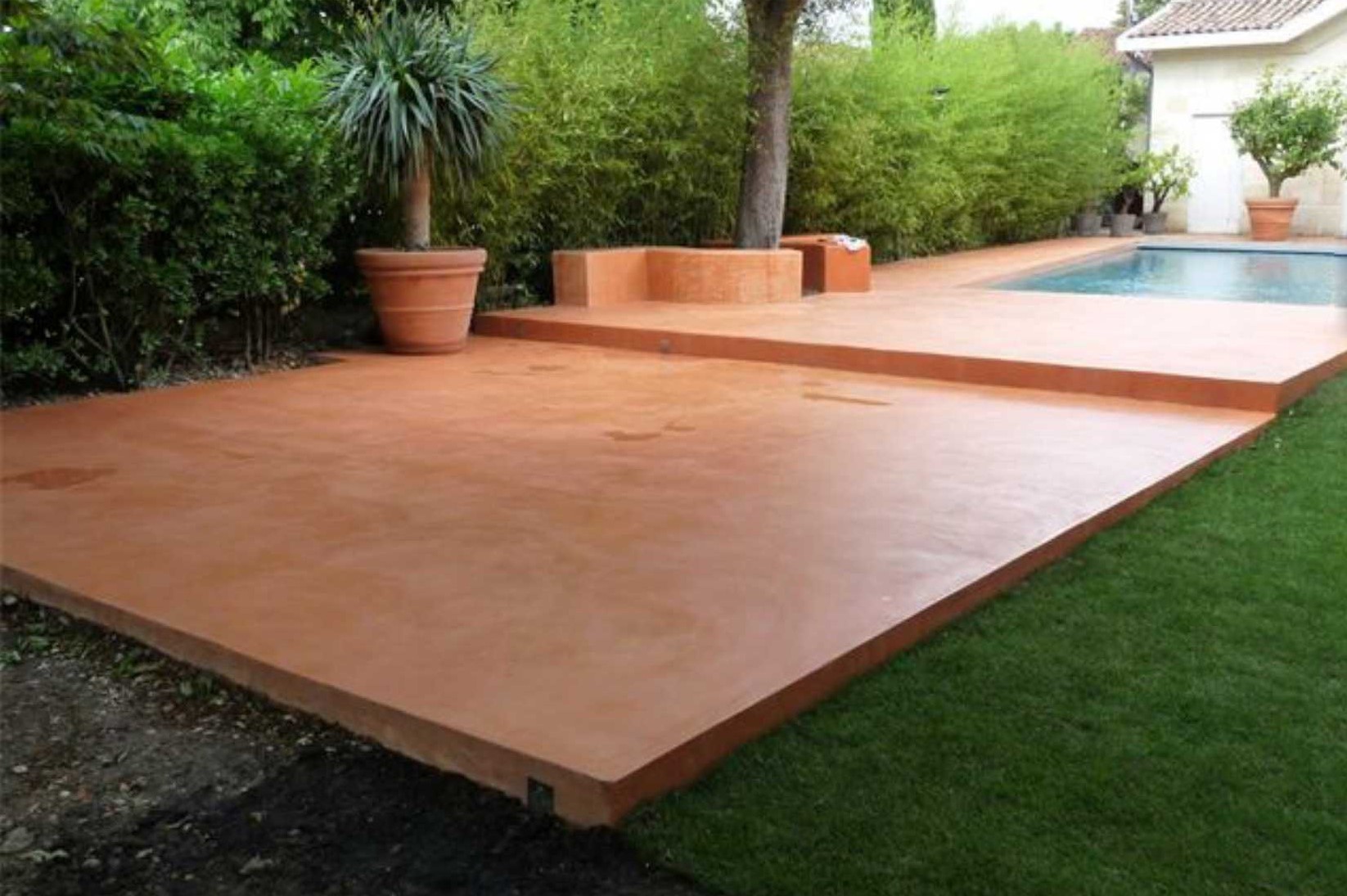 découvrez les avantages et les inconvénients de la terrasse en béton ciré pour faire le meilleur choix d'aménagement extérieur.
