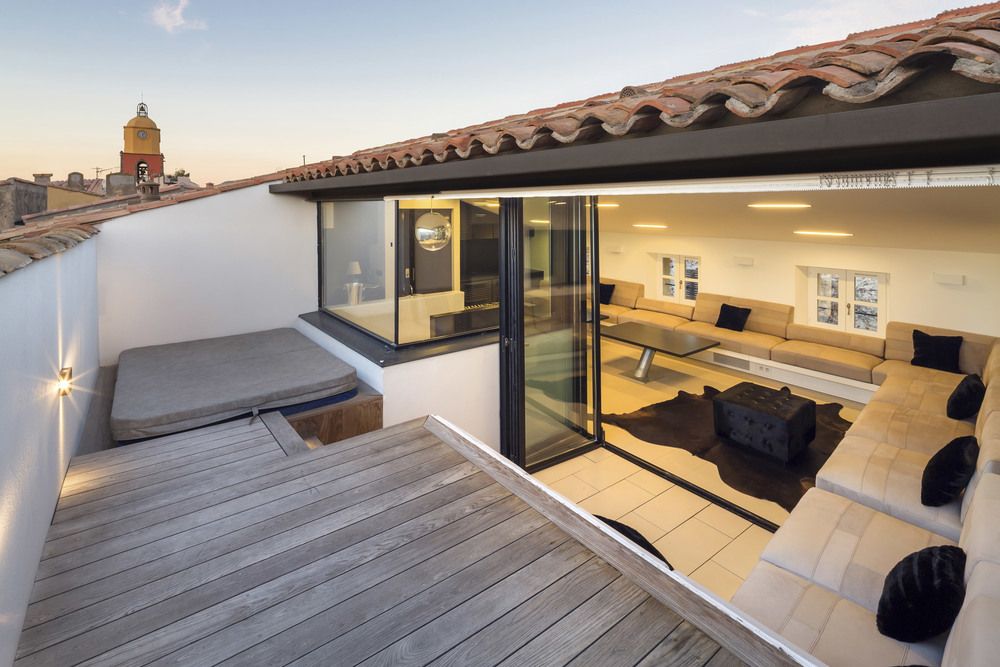 découvrez l'élégance et le charme unique d'une terrasse tropézienne, un espace extérieur ensoleillé offrant une vue imprenable et un lieu idéal pour se détendre et recevoir.