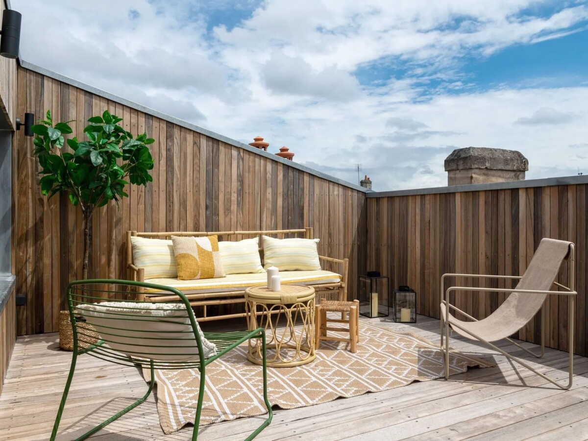 découvrez la terrasse tropézienne, un espace extérieur unique offrant une vue panoramique idéale pour se détendre et profiter du soleil dans un cadre élégant et convivial.