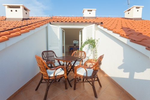 découvrez l'élégance d'une terrasse tropézienne, un espace extérieur ensoleillé offrant une vue imprenable et un cadre idéal pour se détendre ou recevoir.