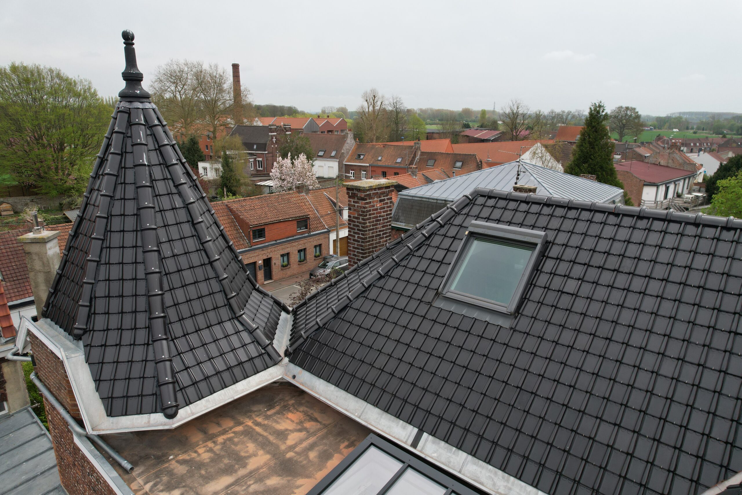 découvrez nos solutions de toiture alliant esthétique et durabilité pour valoriser et protéger votre habitation avec style et longévité.