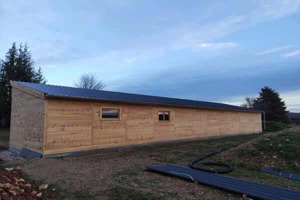 découvrez nos toitures en bac acier alliant durabilité et esthétisme pour protéger efficacement votre bâtiment. solutions sur mesure et installation professionnelle.