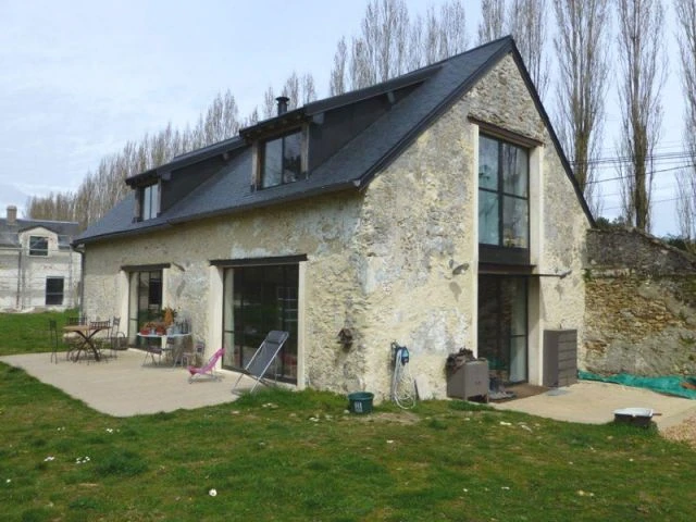 découvrez comment transformer une grange en une maison moderne et chaleureuse, alliant charme authentique et confort contemporain.