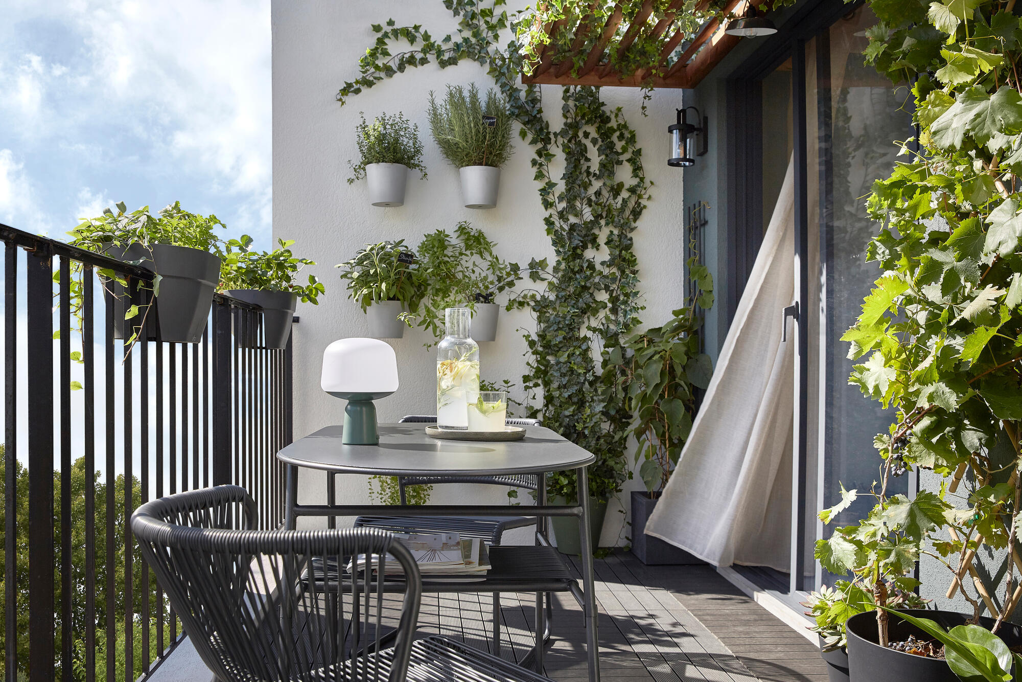 découvrez comment transformer votre balcon en un espace cosy et convivial grâce à nos astuces de décoration et aménagement faciles et économiques.