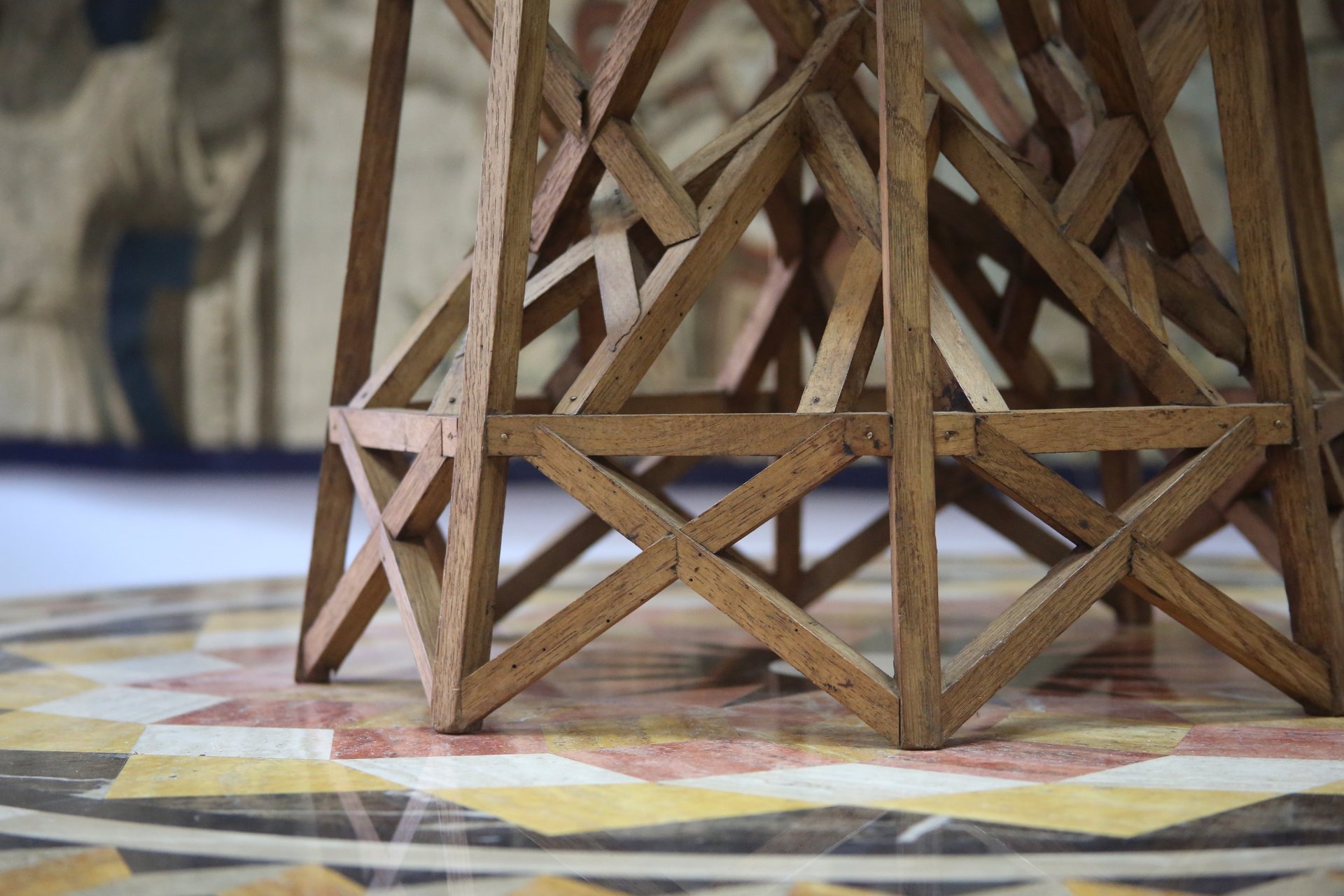 découvrez comment transformer votre plancher en bois en un véritable chef-d'œuvre grâce à des techniques simples et efficaces pour sublimer votre intérieur.