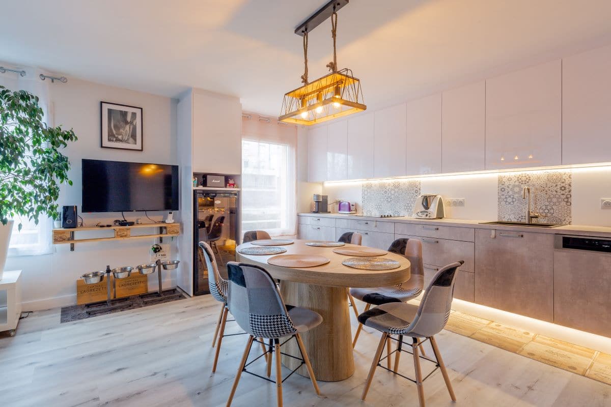 découvrez nos services professionnels pour vos travaux de cuisine : rénovation, installation, et aménagement sur mesure pour une cuisine fonctionnelle et moderne.