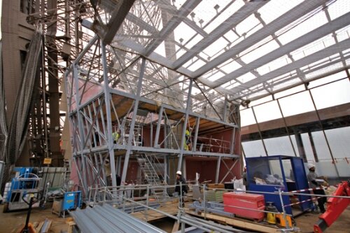 découvrez les travaux de rénovation en cours à la tour eiffel, visant à préserver ce monument emblématique de paris pour les générations futures.