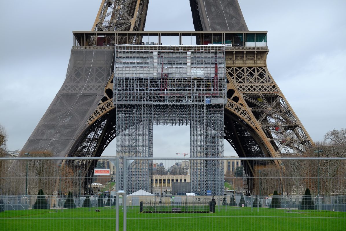découvrez les travaux de rénovation en cours à la tour eiffel, leur impact et les améliorations prévues pour préserver ce monument emblématique de paris.