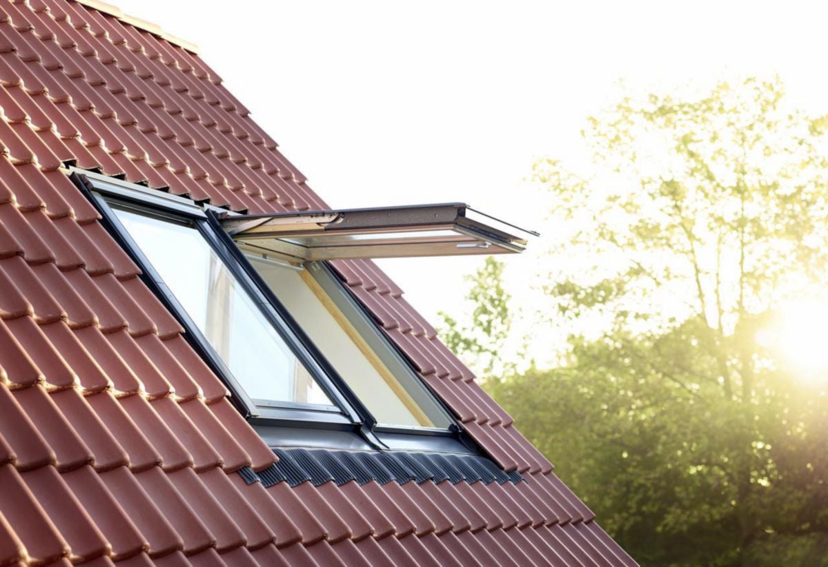 découvrez notre sélection de fenêtres de toit velux grand format, idéales pour apporter plus de lumière naturelle et d'espace à vos pièces sous les combles.