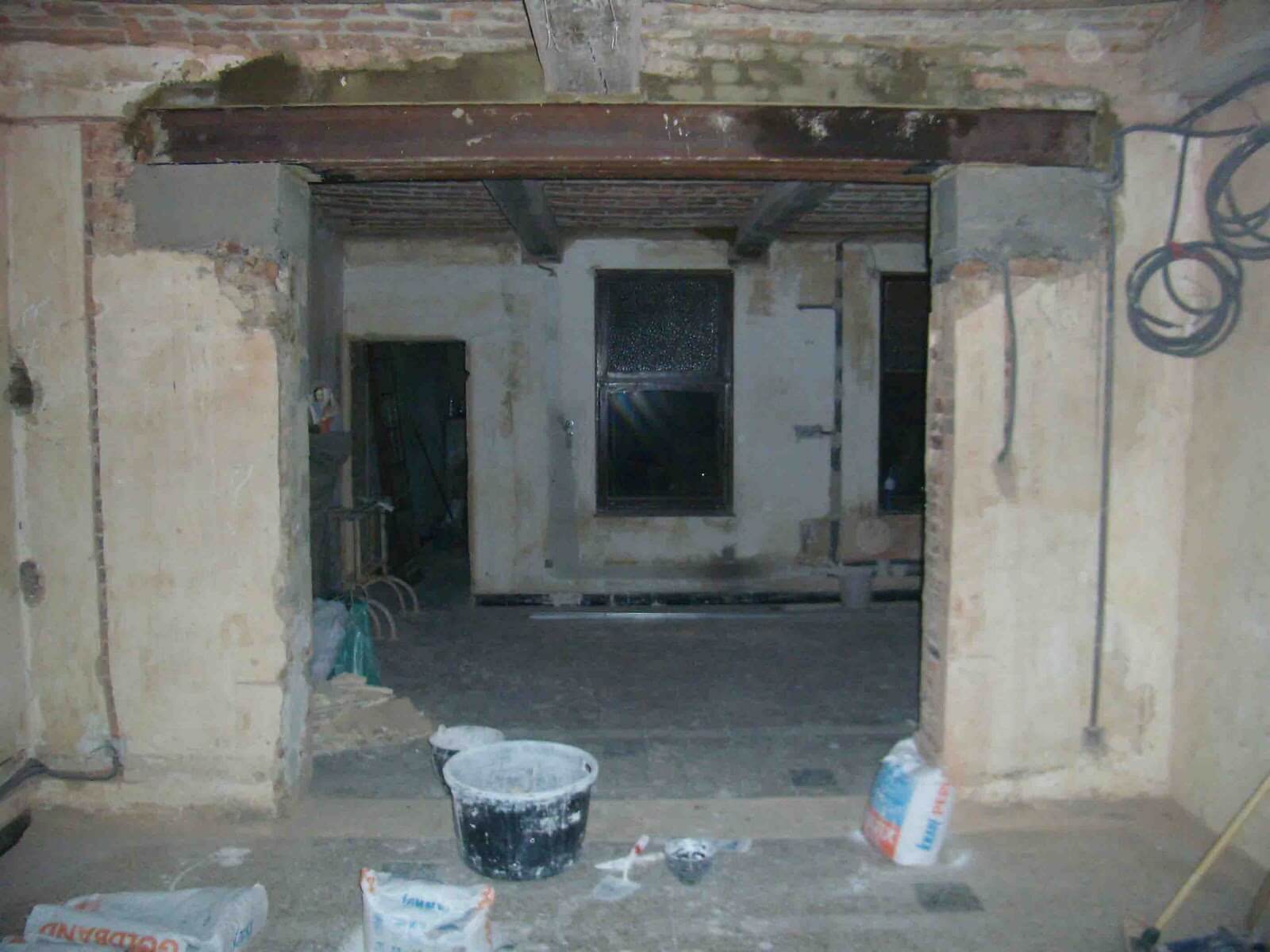 découvrez les étapes essentielles et les précautions à prendre pour abattre un mur porteur en toute sécurité, avec conseils d'experts et réglementation.