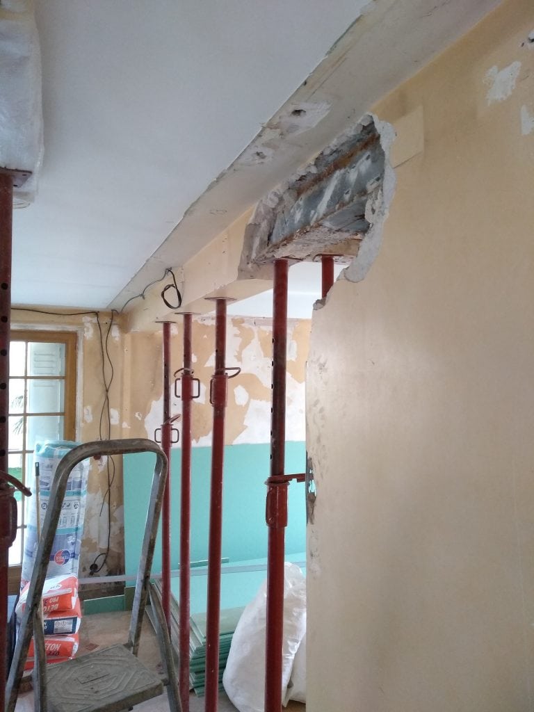 découvrez comment abattre un mur porteur en toute sécurité, les étapes à suivre, les précautions indispensables et les démarches administratives à connaître avant de commencer vos travaux.