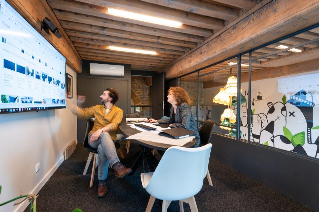 découvrez notre agence d’architecture intérieure sur-mesure, spécialisée dans la création d’espaces uniques et personnalisés qui reflètent parfaitement votre style et vos besoins.