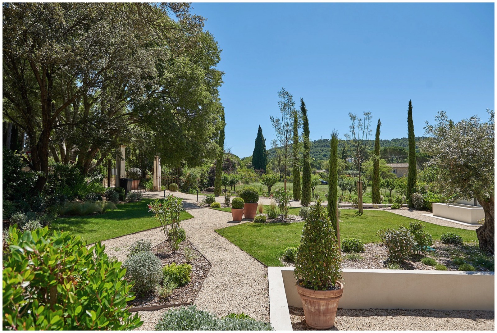 agence de design d’intérieur spécialisée dans la création d’espaces d’exception alliant esthétisme et fonctionnalité pour sublimer votre habitat ou votre lieu professionnel.