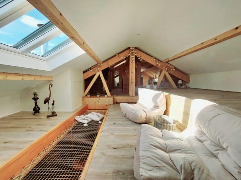 découvrez comment aménager vos combles tout en optimisant votre budget grâce à des astuces pratiques et des conseils pour un espace fonctionnel et économique.