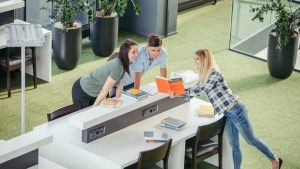 découvrez les tendances et solutions innovantes pour l'aménagement des espaces professionnels en 2025, alliant confort, fonctionnalité et modernité.