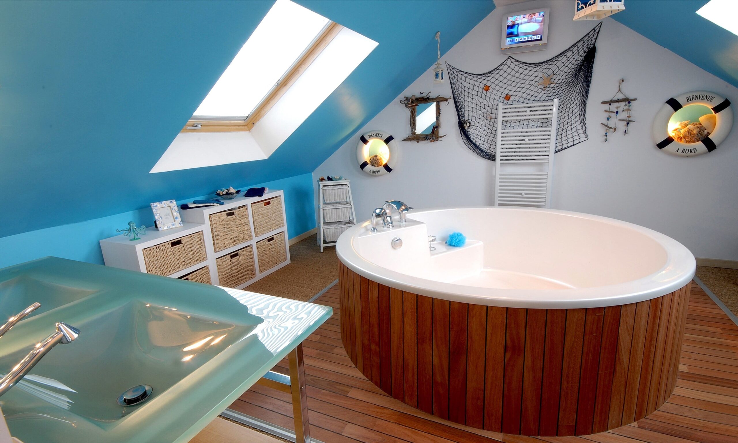 transformez votre grenier en une chambre confortable avec salle de bain intégrée grâce à nos conseils d'aménagement pratiques et design.