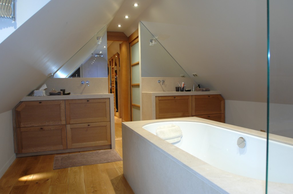 découvrez des idées et conseils pour l'aménagement d'un grenier en chambre avec salle de bain, alliant confort et optimisation d'espace.