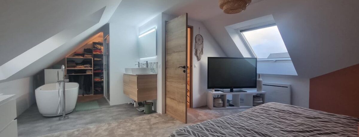 transformez votre grenier en un espace de vie fonctionnel avec une chambre confortable et une salle de bain moderne grâce à notre expertise en aménagement sur mesure.