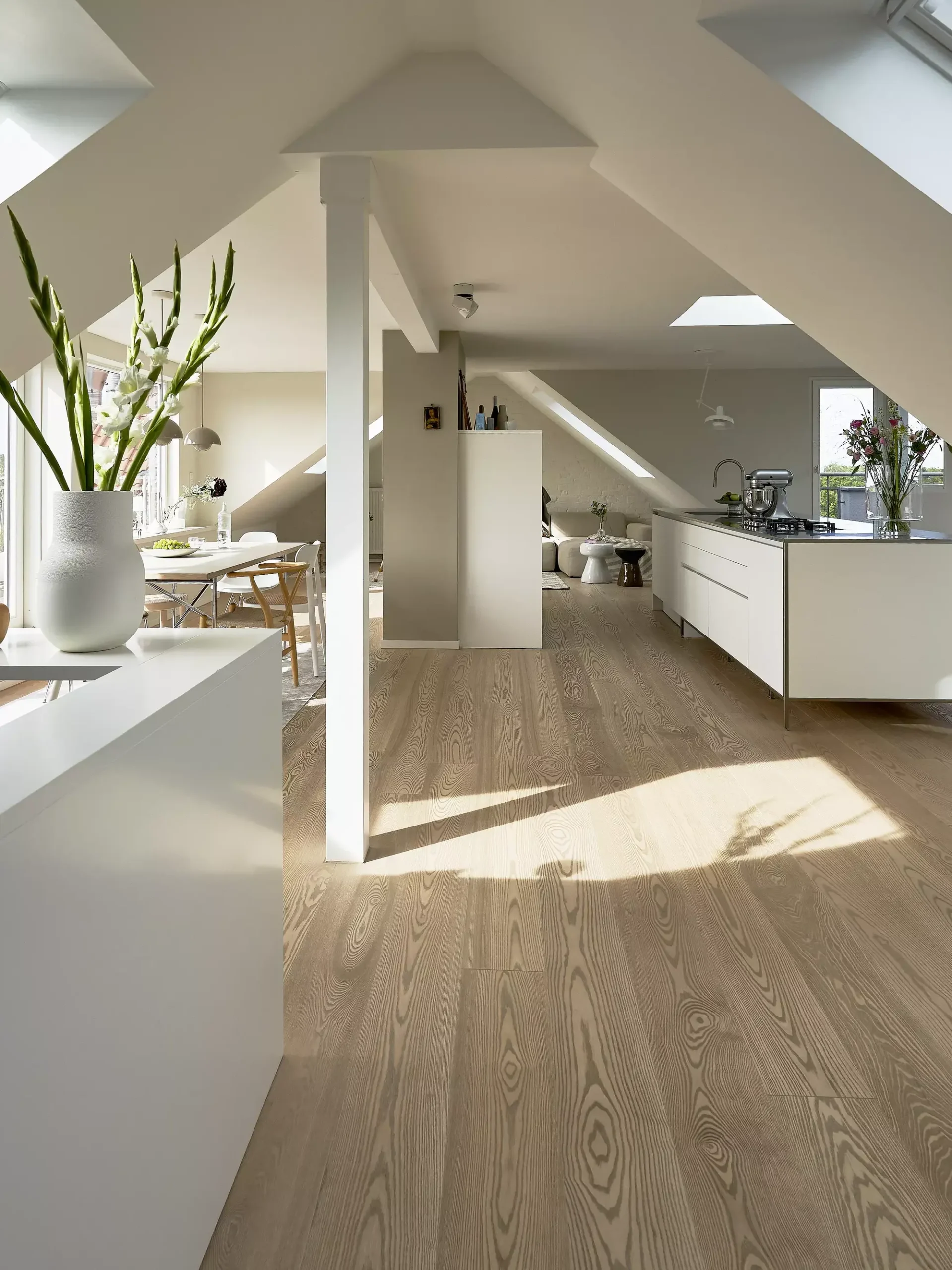 découvrez notre guide complet pour l'aménagement de votre grenier en chambre, avec des conseils pratiques et un budget détaillé pour réussir votre projet.