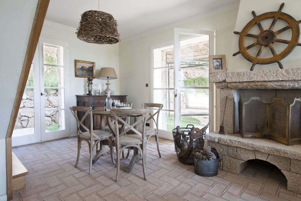 découvrez nos conseils et idées pour l'aménagement d'une maison ancienne, alliant charme d'époque et confort moderne pour un intérieur unique.