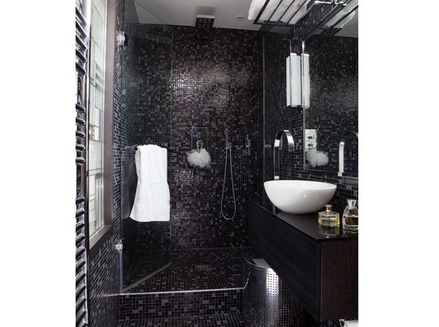 découvrez des idées astucieuses et des conseils pratiques pour l'aménagement d'une salle de bain de 2m2, optimiser l'espace et allier fonctionnalité et design.