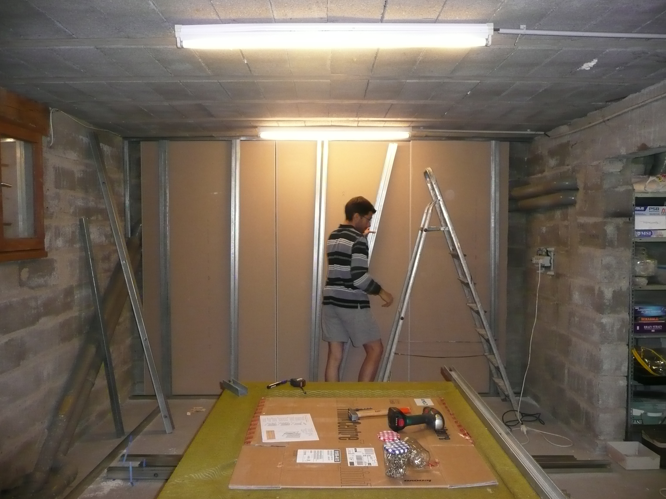 découvrez nos solutions d'aménagement de sous-sol avec une hauteur sous plafond de 2 mètres, optimisant l'espace pour un confort maximal et un style adapté à vos besoins.