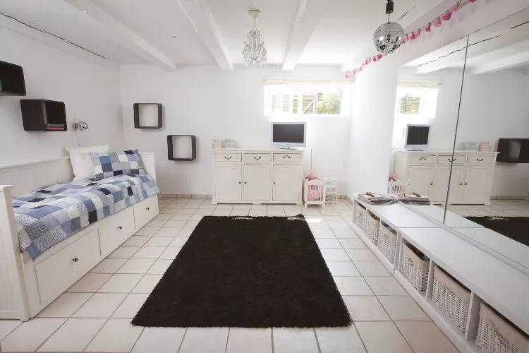 découvrez des idées d'aménagement pour transformer votre sous-sol en une pièce à vivre chaleureuse et fonctionnelle. optimisez l'espace avec des conseils pratiques et design.