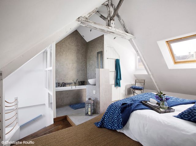 découvrez comment aménager vos combles en une chambre cosy et chaleureuse, alliant confort et style pour créer un espace de rêve sous les toits.