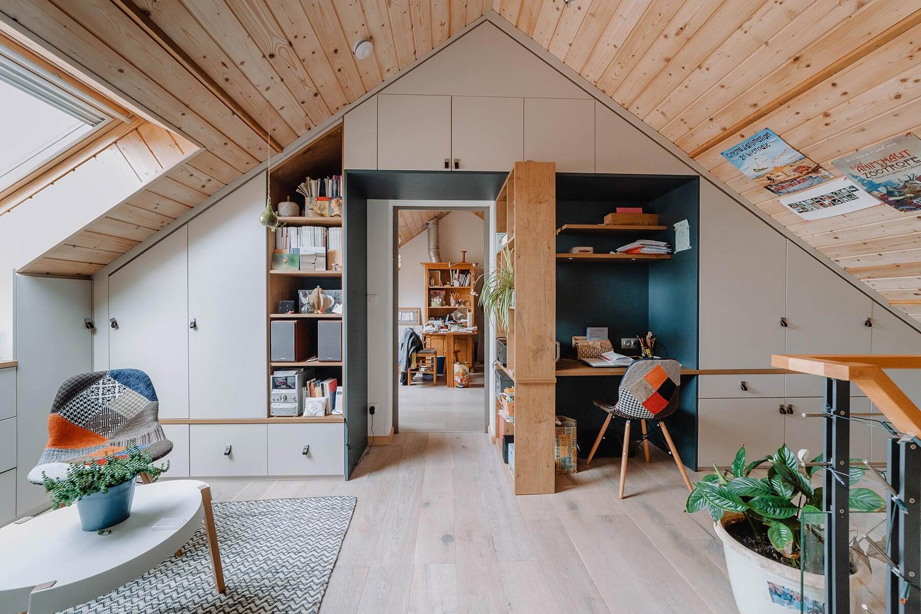 découvrez comment aménager vos combles en une chambre cosy et confortable, optimisant l'espace et créant une ambiance chaleureuse et agréable.