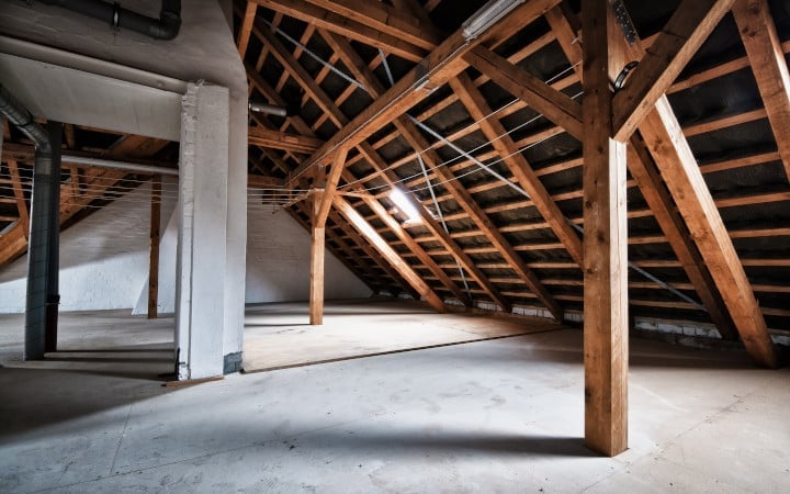 découvrez des astuces et solutions innovantes pour aménager vos combles non aménageables et optimiser votre espace de vie.