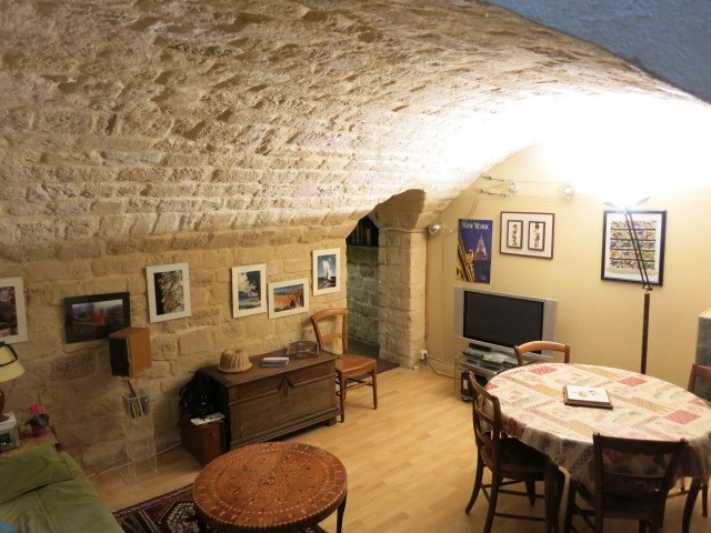 découvrez comment aménager des combles sans fenêtre en un espace lumineux et agréable grâce à des astuces d'éclairage naturel et d'aménagement ingénieux.