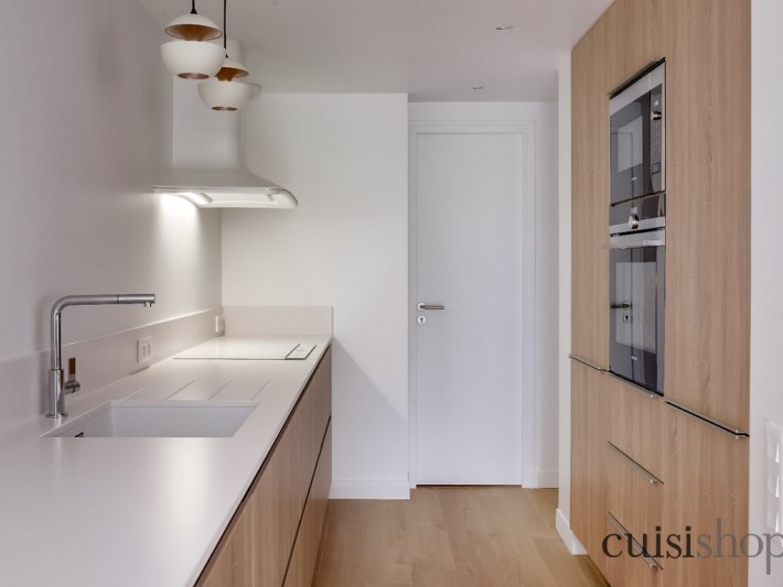 découvrez comment aménager une cuisine en parallèle pour optimiser l'espace et faciliter la circulation. conseils pratiques et idées design pour une cuisine fonctionnelle et moderne.